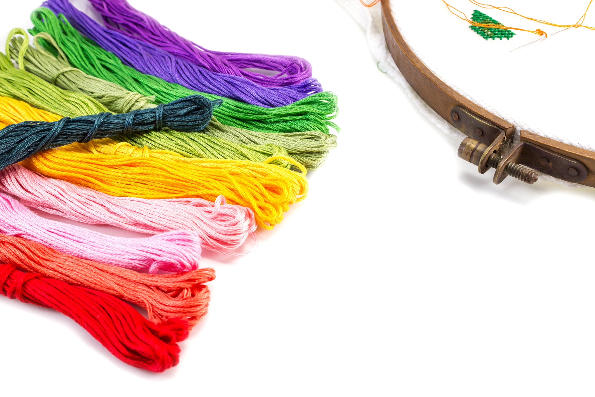 detaliu broderie colorată pe pânză